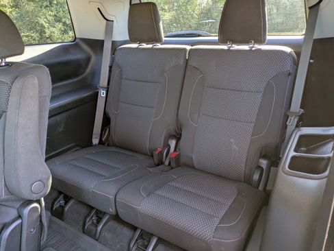 Used 2023 GMC Acadia SLE w/ Driver Convenience Package FWD image 16
