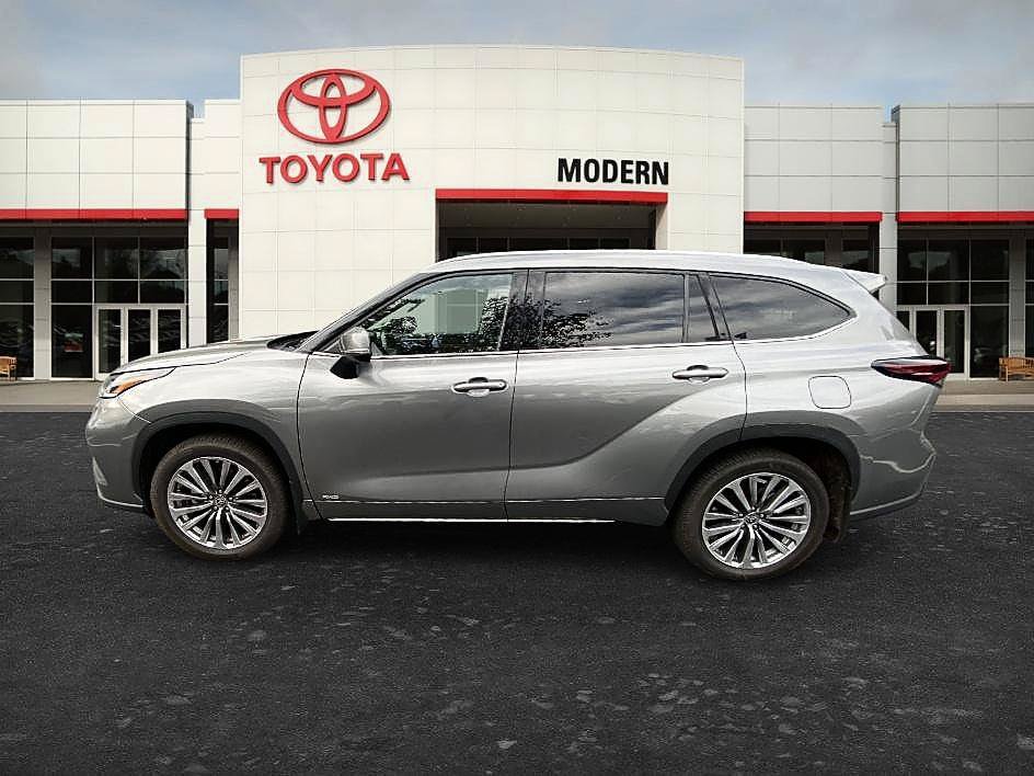 Used 2025 Toyota Highlander Limited AWD/4WD image 4