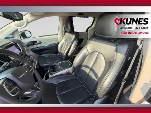 Used 2023 Chrysler Pacifica Touring-L FWD image 22