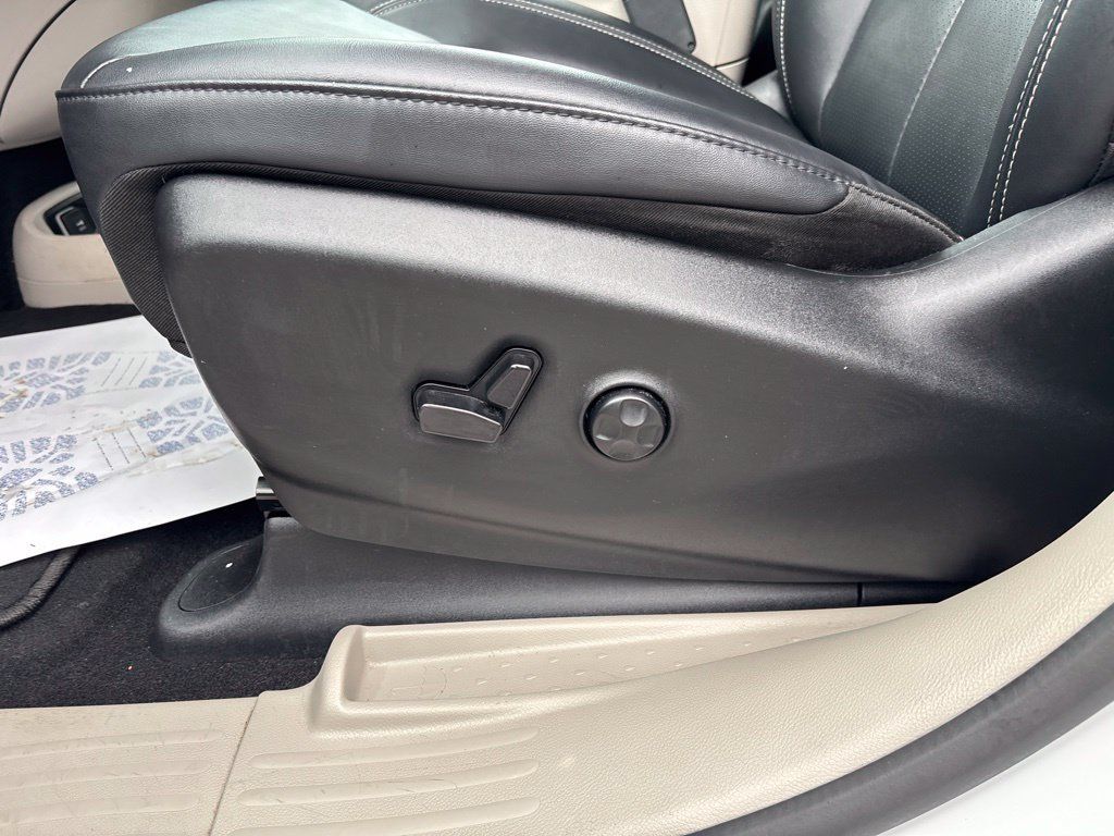 Used 2024 Chrysler Pacifica Limited FWD image 32