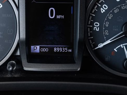 Used 2019 Toyota Tacoma TRD Sport w/ Technology Package image 3