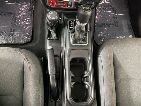 Used 2025 Jeep Wrangler Unlimited Rubicon AWD/4WD image 28