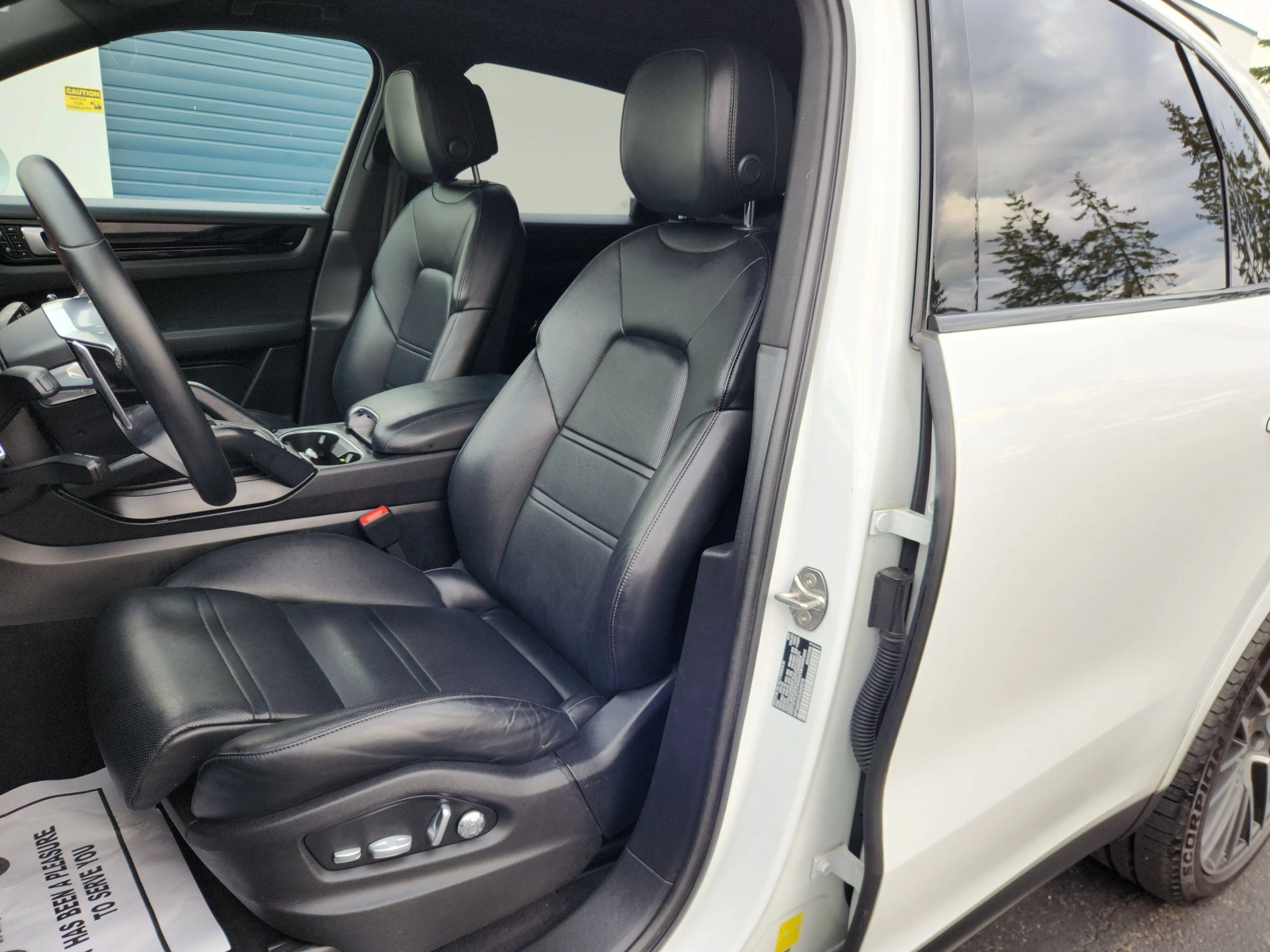 Used 2020 Porsche Cayenne w/ Premium Package Plus AWD/4WD image 8