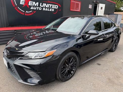 Used 2018 Toyota Camry SE w/ Audio Package FWD image 2