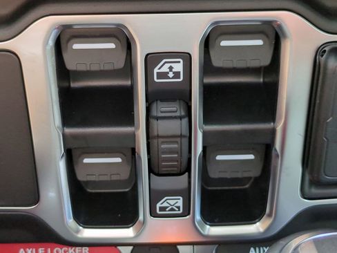 New 2025 Jeep Gladiator Mojave image 25