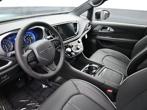 New 2026 Chrysler Pacifica Limited FWD image 18