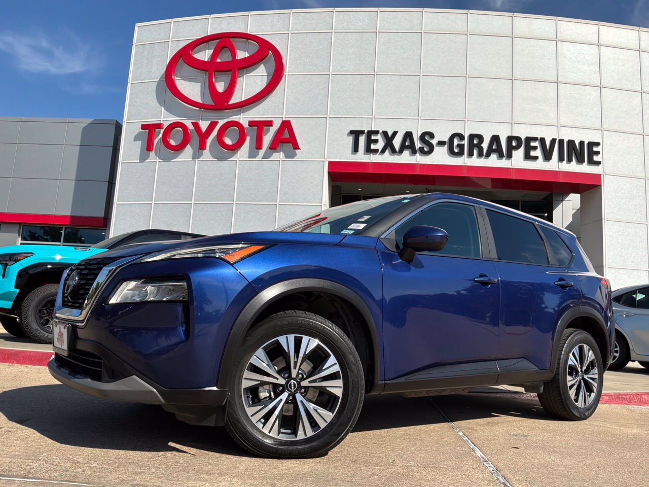 Used 2023 Nissan Rogue SV FWD image 2