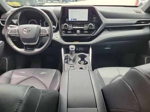 Used 2025 Toyota Highlander XSE AWD/4WD image 13