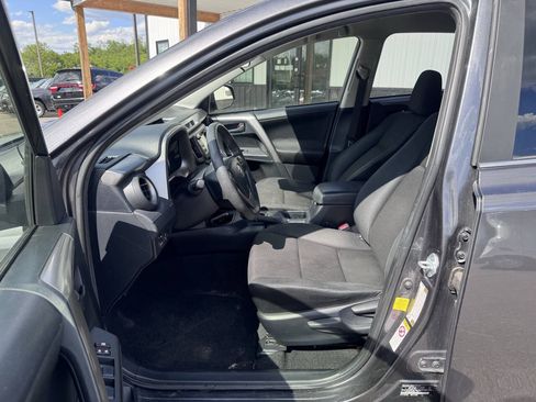 Used 2018 Toyota RAV4 LE FWD image 13