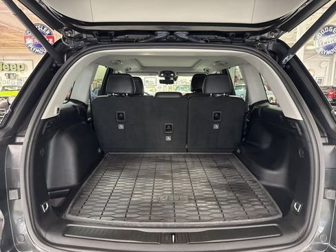 Certified 2024 Jeep Grand Cherokee Limited w/ Luxury Tech Group II image 34