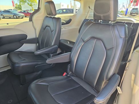 Used 2023 Chrysler Pacifica Touring-L image 13