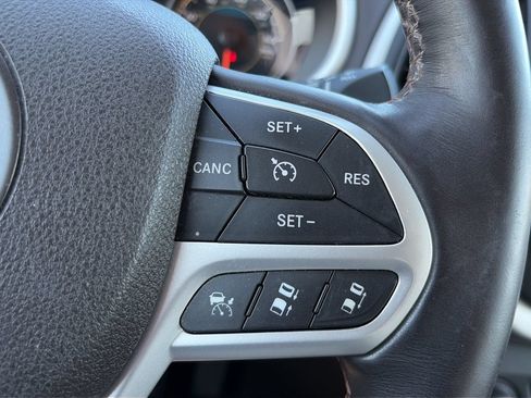 Used 2017 Jeep Cherokee Overland w/ Technology Group FWD image 25