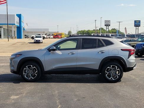 Used 2025 Chevrolet Trax LT w/ LT Convenience Package FWD image 3