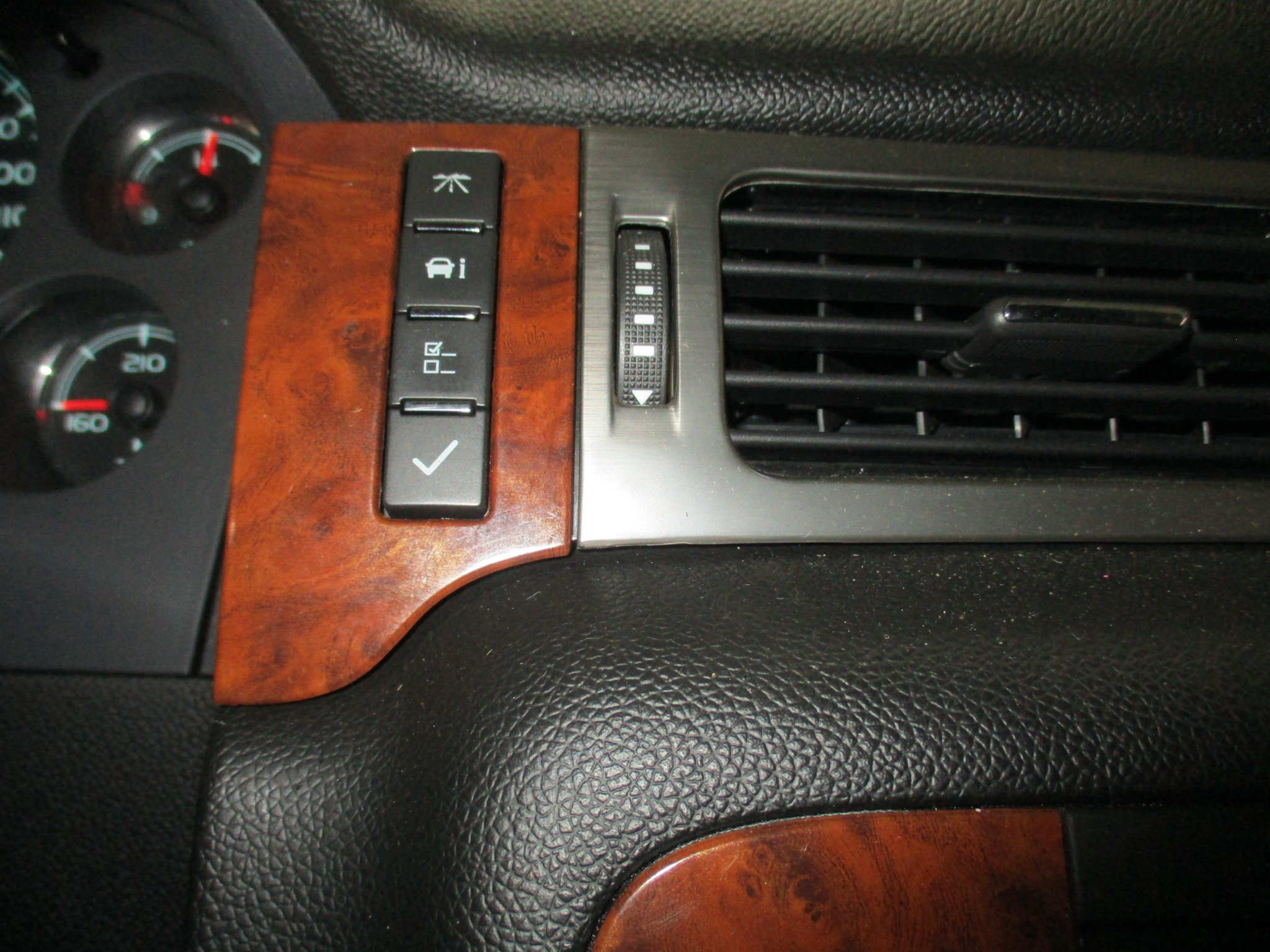 Used 2007 Chevrolet Suburban 2500 LT w/ LT Preferred Equipment Group AWD/4WD image 29