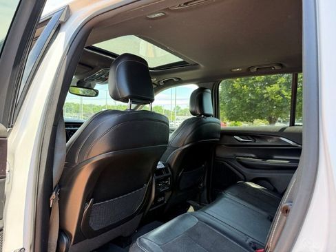 Used 2023 Jeep Grand Cherokee Altitude AWD/4WD image 14