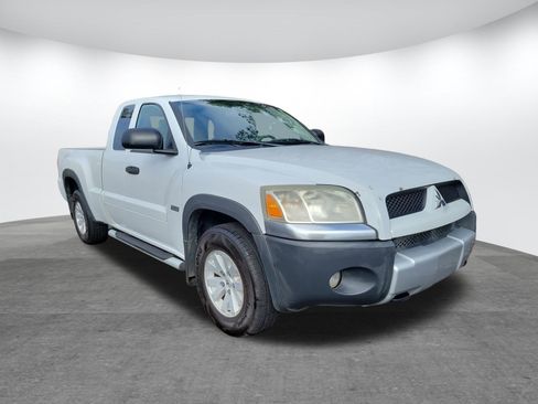 Used 2006 Mitsubishi Raider DuroCross image 13