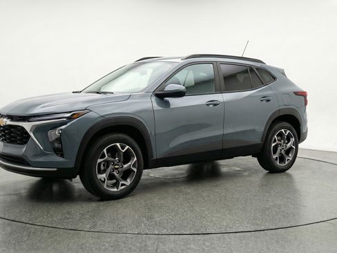 Used 2025 Chevrolet Trax LT w/ LT Convenience Package image 3