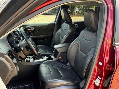 Used 2019 Jeep Cherokee Trailhawk AWD/4WD image 9