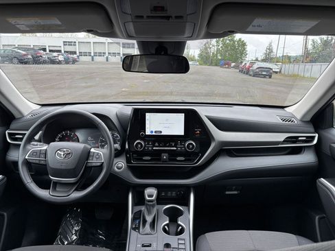 Used 2025 Toyota Highlander LE FWD image 35