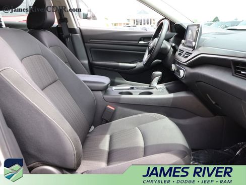 Used 2025 Nissan Altima 2.5 SV FWD image 9