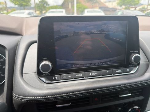 Used 2023 Nissan Rogue S FWD image 7