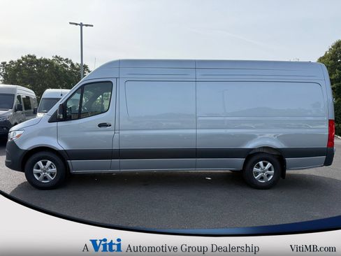 Used 2025 Mercedes-Benz Sprinter 2500 image 5