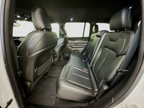 Used 2024 Jeep Grand Cherokee Limited image 29