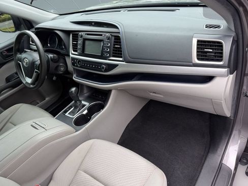 Used 2019 Toyota Highlander LE AWD/4WD image 30