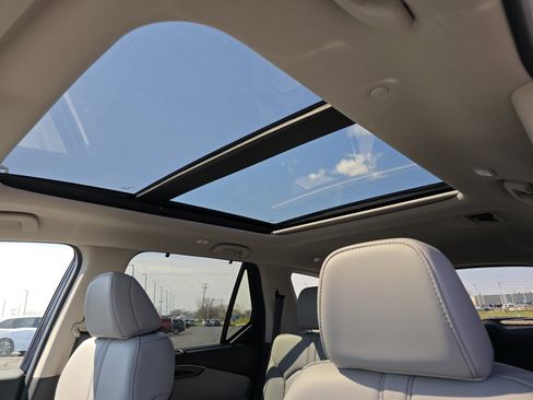 Used 2025 Honda Pilot Touring image 2