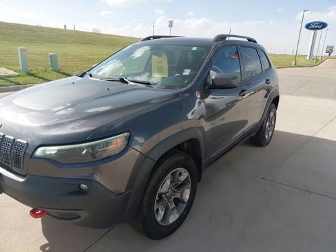 Used 2019 Jeep Cherokee Trailhawk w/ Cold Weather Group AWD/4WD image 8