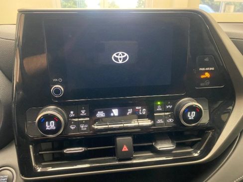 Used 2024 Toyota Highlander LE image 28
