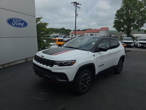 Used 2025 Jeep Compass Trailhawk AWD/4WD image 2
