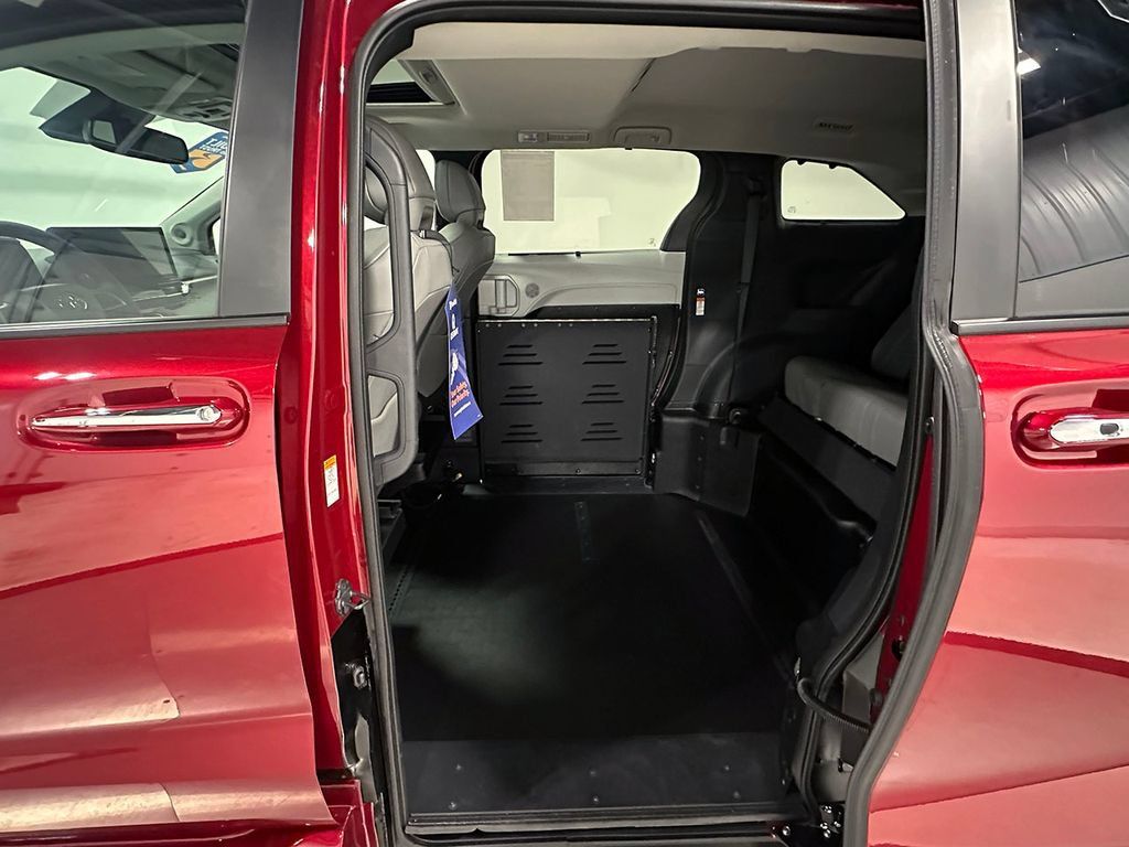 Used 2026 Toyota Sienna XLE FWD image 12