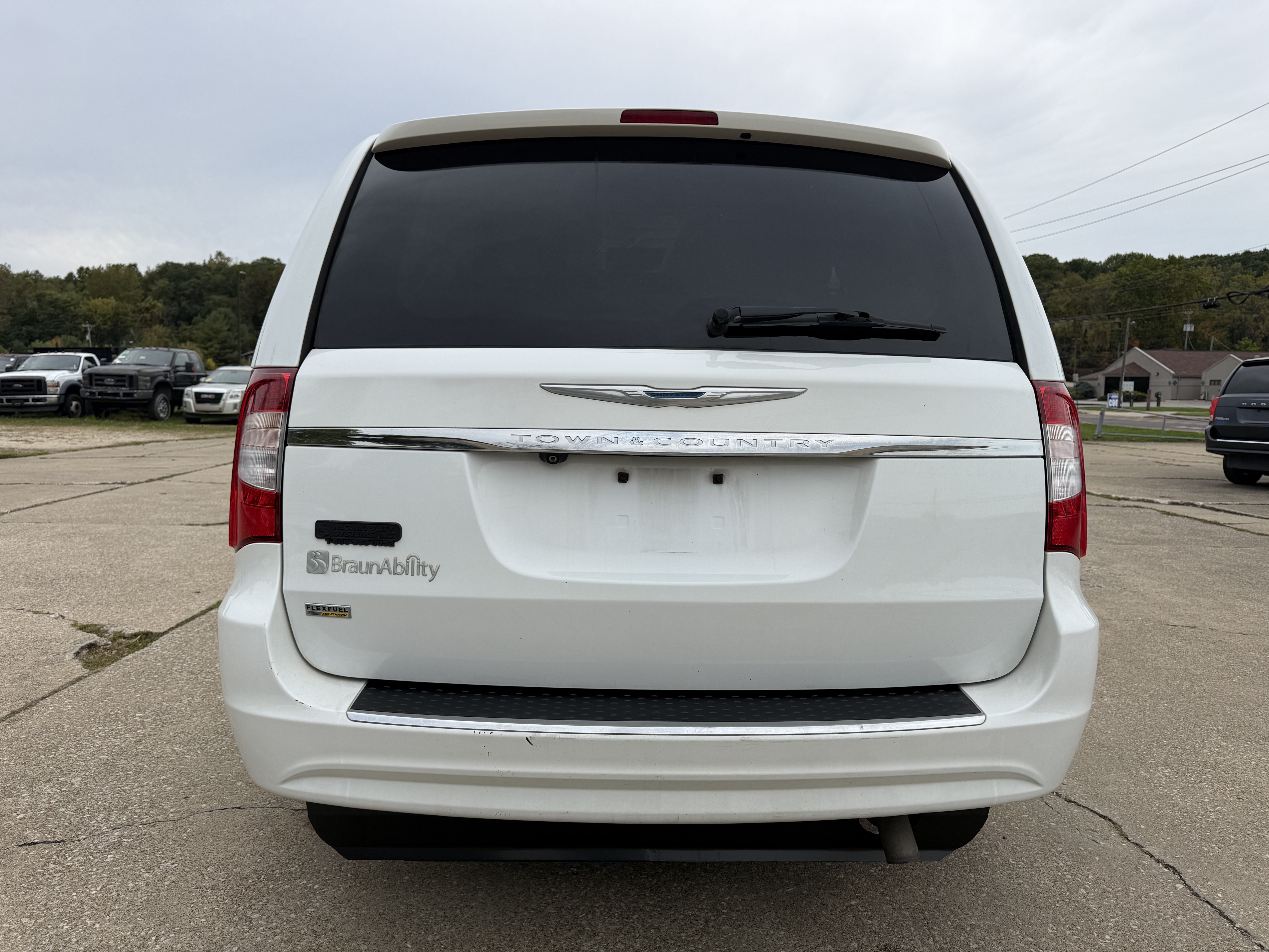 Used 2016 Chrysler Town & Country Touring FWD image 9