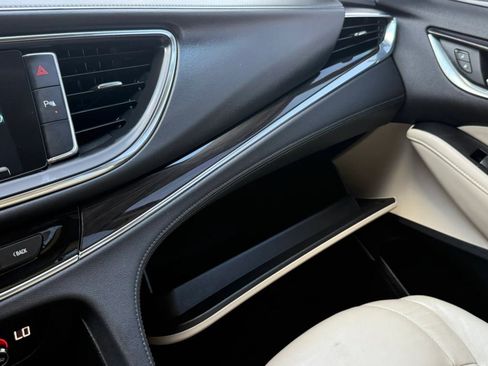 Used 2018 Buick Enclave Essence FWD image 59