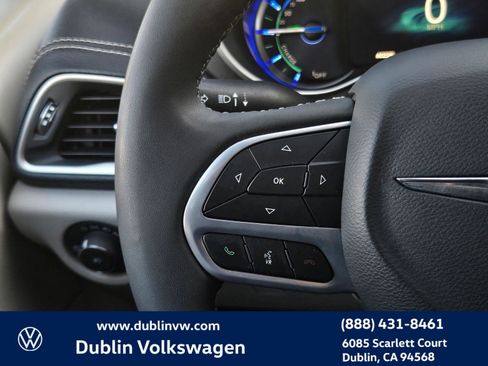 Used 2024 Chrysler Pacifica Select image 23