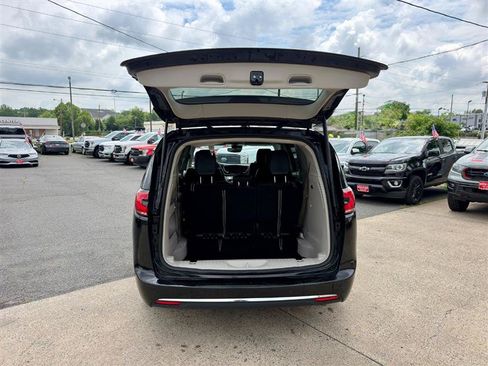 Used 2024 Chrysler Pacifica Touring-L FWD image 4