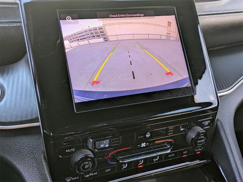 Used 2023 Jeep Grand Cherokee Altitude image 16