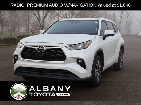 Used 2022 Toyota Highlander XLE image 1
