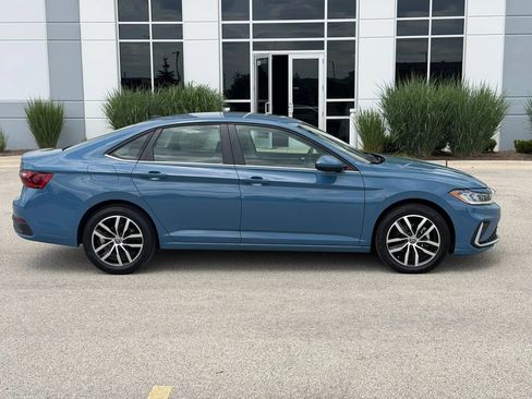Used 2025 Volkswagen Jetta SE FWD image 4
