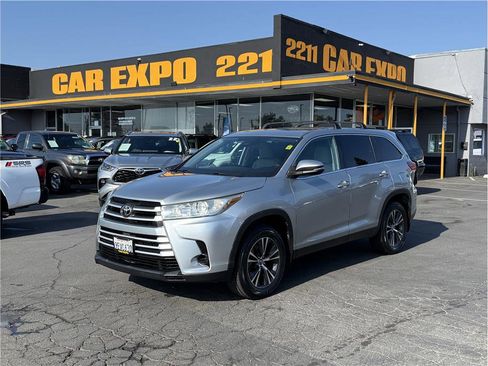 Used 2019 Toyota Highlander LE FWD image 1