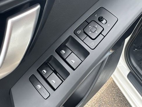 Used 2023 Kia Niro LX image 24