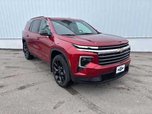 Used 2025 Chevrolet Traverse LT image 1