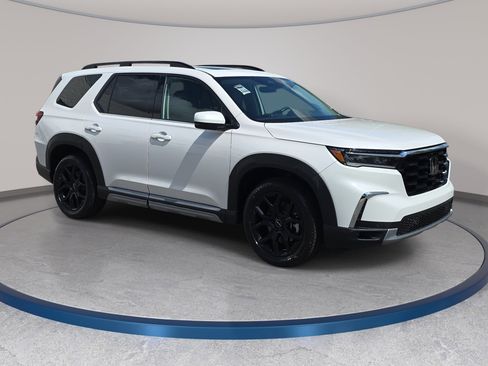 Used 2025 Honda Pilot Touring image 3