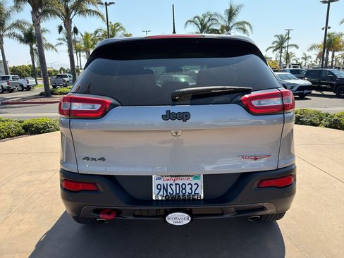 Used 2018 Jeep Cherokee Trailhawk w/ Cold Weather Group AWD/4WD image 5