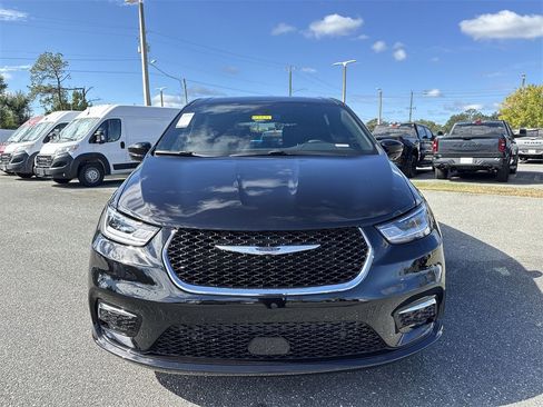 New 2026 Chrysler Pacifica Select image 8