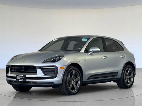 Used 2025 Porsche Macan image 1