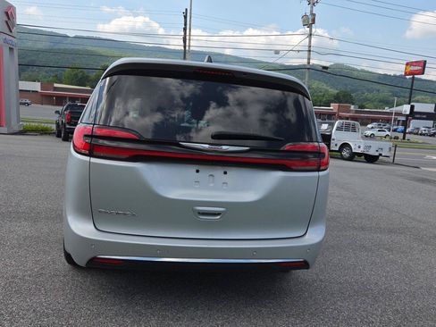 Used 2024 Chrysler Pacifica Touring-L FWD image 5