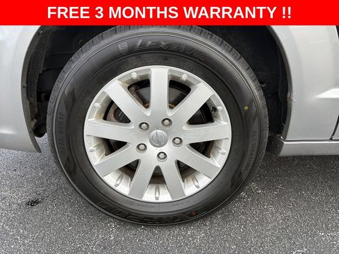 Used 2016 Chrysler Town & Country Touring FWD image 32