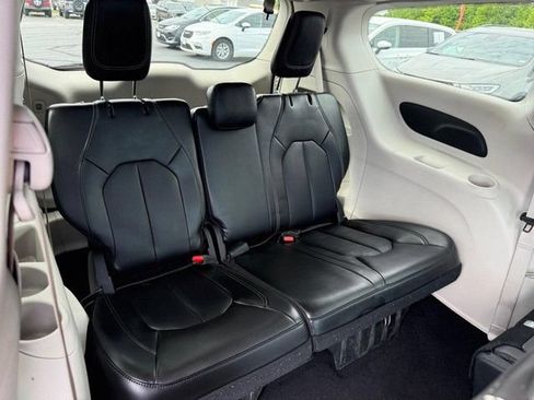 Used 2024 Chrysler Pacifica Touring-L FWD image 10